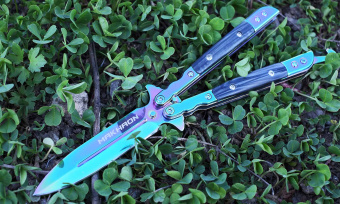 Нож бабочка балисонг радужный цвет рукоять с клипсой Ножемир Чёткий расклад MAKHAON B-115P от магазина SERREITOR.RU